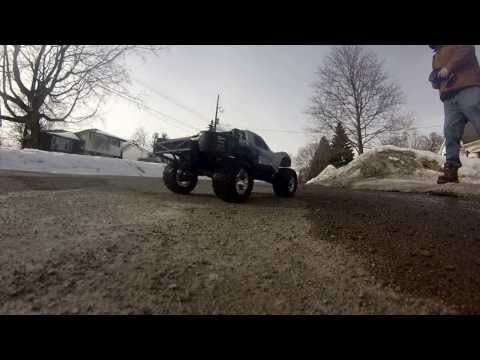 Traxxas Slash 4X4 Vs Stampede 4X4 - 2cell lipo vs 3cell lipo. Big tires vs Stock tires 90 KPH