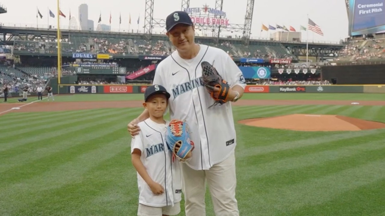 Dae-Ho Lee threw out a ceremonial first pitch to his son ahead of the Mariners game tonight! :🥹