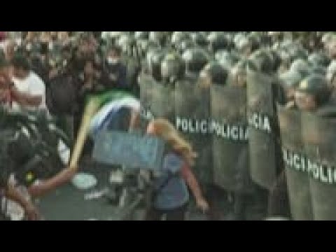Scuffles at demo in support of Peru president