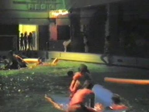 1986 Hoorn: 'Disco zwemmen' in zwembad 'De Vredehof'