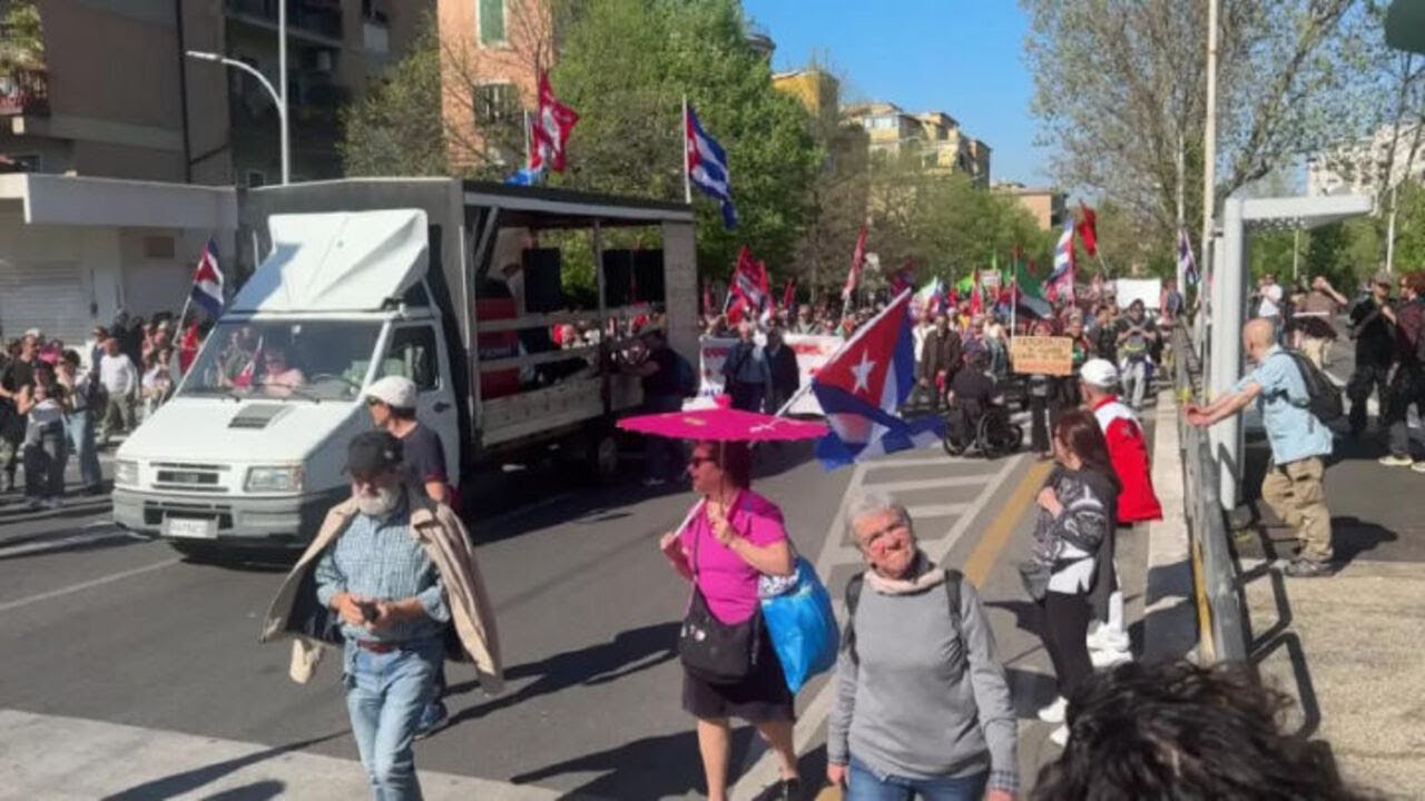 'Giù le mani da Cuba socialista', il coro alla manifestazione pro Cuba a Roma