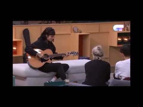 Natalia canta “Ventanas de avión” el ultimo día de directo