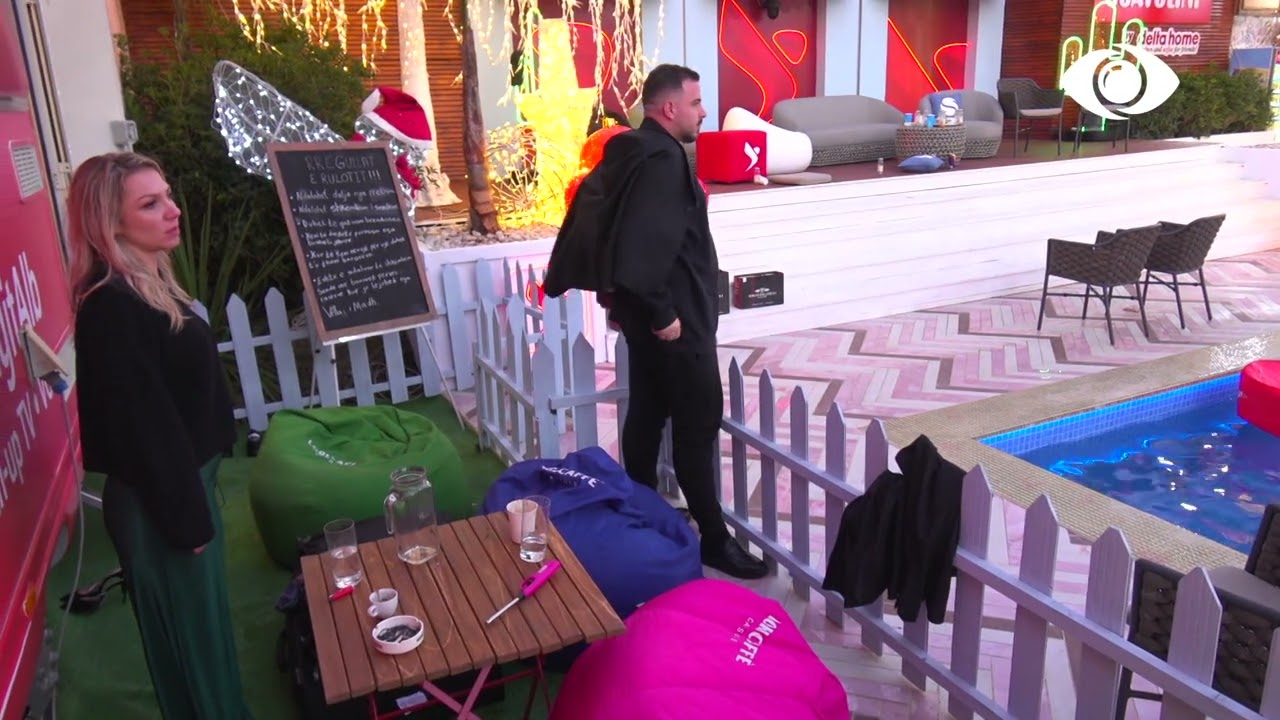 Herion Mustafaraj hidhet mbi varkë në pishinë...