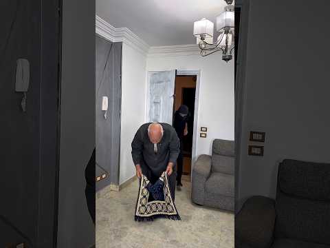 شخص مقنّع اقتحم المكان وقت الصلاة… والصدمة كانت في آخر ثانية😱