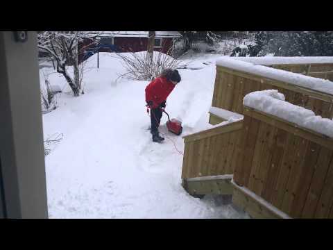 Jonas måker gangstien med elspade.