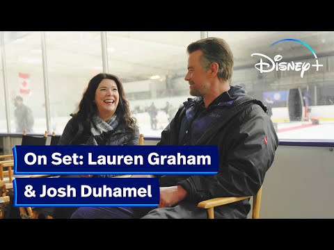 マイティ・ダックのセットで。ローレン・グラハム＆ジョシュ・デュアメルとゲームチェンジャーズ シーズン2｜Disney+ (ディズニープラス) (On the Set of The Mighty Ducks: Game Changers Season 2 with Lauren Graham & Josh Duhamel | Disney+)