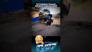 Download lagu L300 goes airborne climbing this steep hill #trending #truckdriver #pickup #l300 #funny #shorts #... mp3