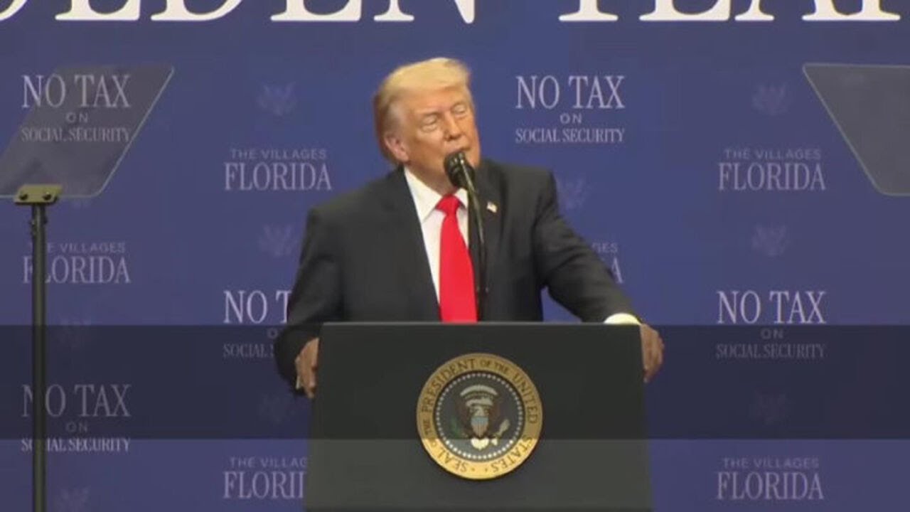 Trump imita una sollevatrice di pesi contro un'atleta transgender