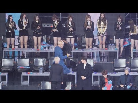 190106 방탄소년단 (BTS) - 뉴이스트W 의자 다시 제자리에 갖다놓는 매너남! 뷔! V 엄지척 지민 [4K] 직캠 Fancam by Mera