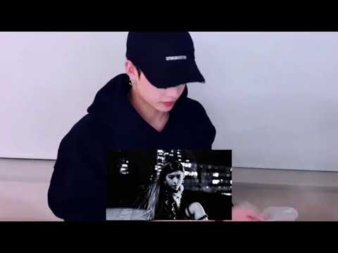 StrayKids BangChan react to EVERGLOW - Ladida at VLIVE