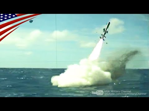 潜水艦の潜望鏡から見るハープーン対艦ミサイルの水中発射