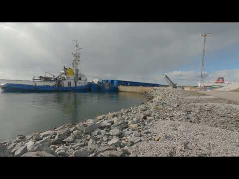 Raduga Neutron with barge Silur turning around 180degr in Karlskrona