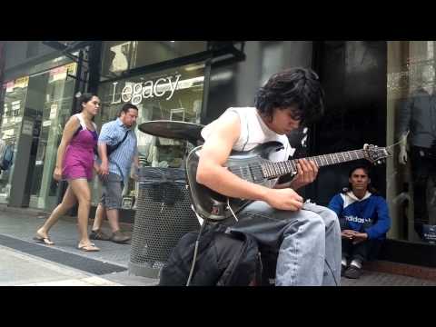 GUITARRISTA FERA, MUITO TALENTO. NAS RUAS DE BUENOS AIRES! CONSEGUE TOCAR MESMO QUANDO UMA DAS