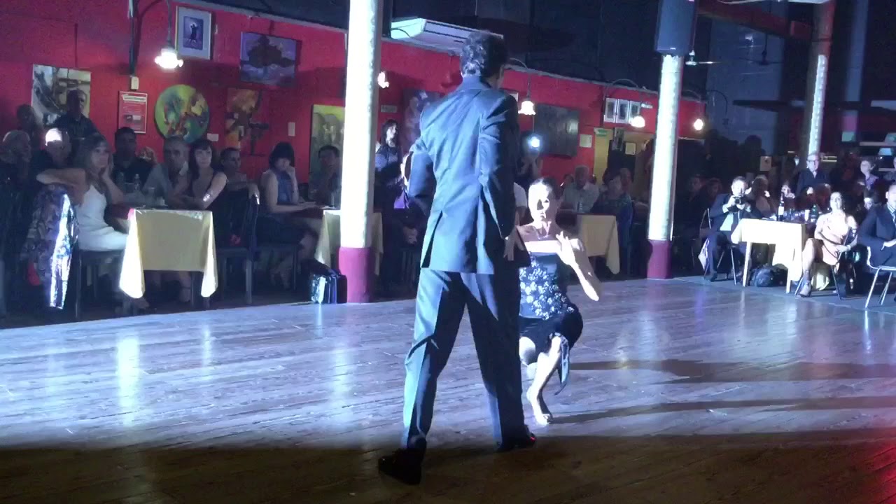 Martin La Bruna y Andrea Bestvater bailan un Tango "A Los Amigos" de Osvaldo Pugliese