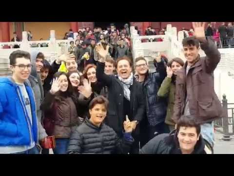 Roby in Cina incontra un gruppo di studenti Italiani