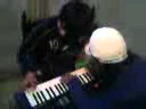 LOS PIBES TOCANDO EL PIANO!! jajaja