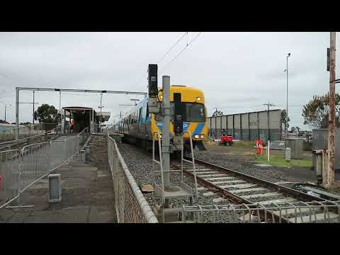 Comeng 633M going 115km/h through Hoppers Crossing 7/12/21
