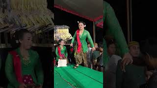 Download lagu Kedatangan Ki Anom Dwijo Kangko , Bu Dwi, Dek Adeka di Panggung Pagelaran Wayang #kianomdwijokangko mp3