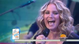 Jennifer Nettles performs Hey Heartbreak live in the studio