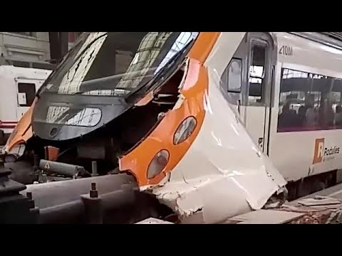 Al menos 40 heridos al colisionar un tren en Barcelona