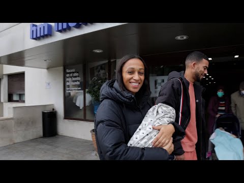 Ana Peleteiro abandona el hospital con la pequeña Lúa en sus brazos