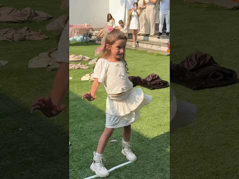 Moviendo la cadera en el gender reveal de mis tíos 🤣🙊