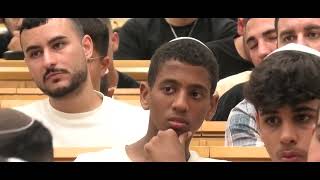 הרב שניר גואטה בחשיפה מדהימה: מה היה כתוב במחברות בית הספר של הרב עובדיה יוסף זצ"ל?  - עם כתוביות (הרב שניר גואטה) - התמונה מוצגת ישירות מתוך אתר האינטרנט יוטיוב. זכויות היוצרים בתמונה שייכות ליוצרה. קישור קרדיט למקור התוכן נמצא בתוך דף הסרטון