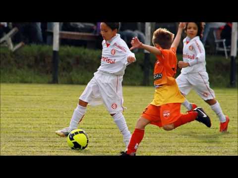 Menino bom de bola com 8 anos