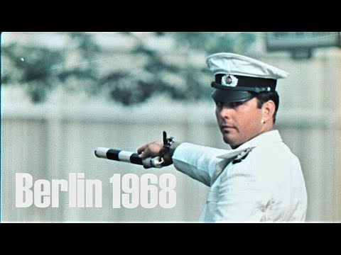 Ost-Berlin 1968 - Verkehr - Polizei - Kanzel - Winkdienst - East German traffic police