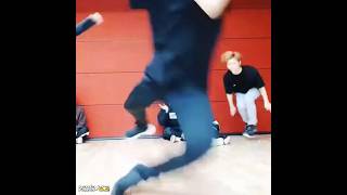 eu adoro esse vídeo do Lee know KKKKKK #leeknow #straykids #skzmemes