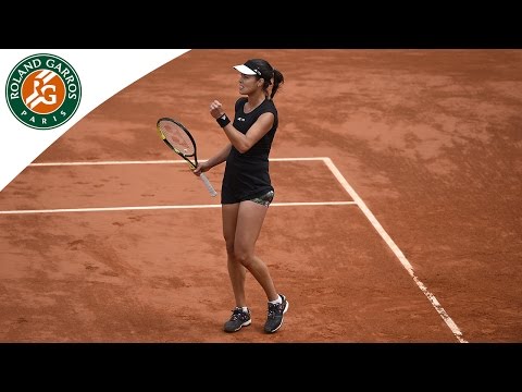 Ana Ivanovic falls but wins the point against Elina Svitolina - 2015 French Open
