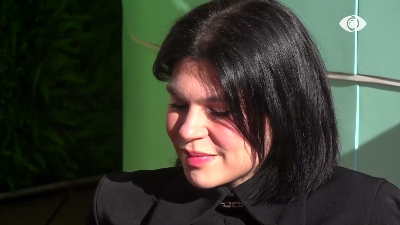 Ke zgjedhur të shfaqësh vetëm dy ngjyra këtu/ Lore vijon bisedën me Kristin në oborr