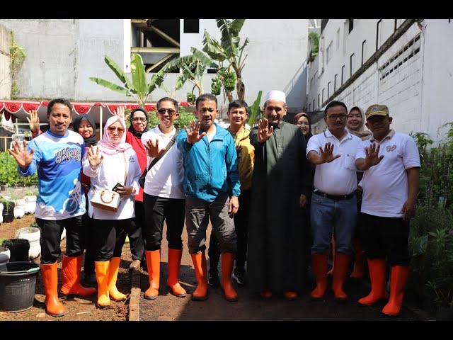 WALIKOTA JAKSEL DAN KETUA TP PKK IKUT GERAKAN TANAM SERENTAK