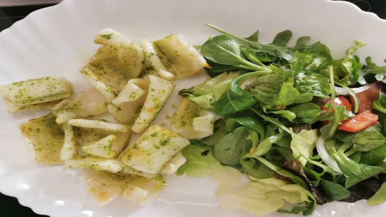 👉POTA a la plancha con ajo y perejil , acompañado con ENSALADA de TOMATE,CEBOLLA, RÚCULA,CANÓNIGOS🥗