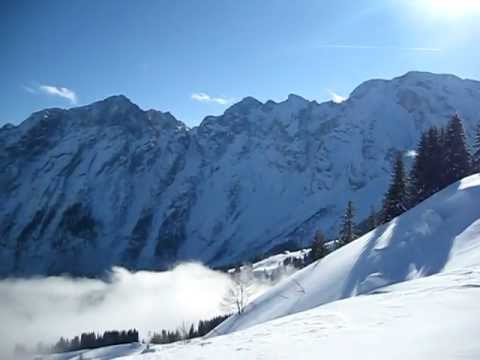 Blick vom Rossfeld in den Berchtesgadener Alpen auf die umliegende Bergwelt