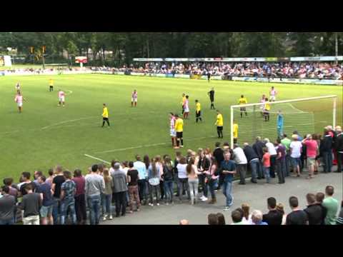 Impressie voetbal wedstrijd  Nooit Gedacht  Margriet bij DAW schaijk