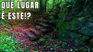 ENCONTREI AS RUÍNAS DE UMA CONSTRUÇÃO DE PEDRA ESCONDIDA NA FLORESTA !