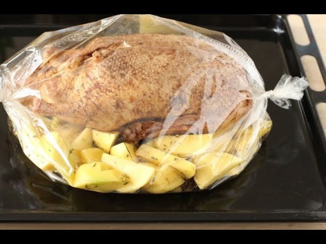 рукав для запекания утки. утка в рукаве в духовке картошкой. утка в рукаве в духовке картошкой. утка с яблоками в духовке в рукаве. утка в пакете для запекания в духовке.