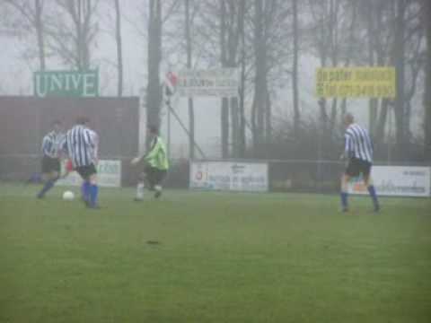 06-02-10 Koudekerk 2 - Kamerik 2  doelpoging Pim van Tulder