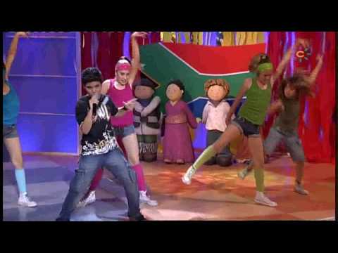 Abraham Mateo (11 años) - canta al Mundial  "WAVING FLAG" (Bandera de Libertad)