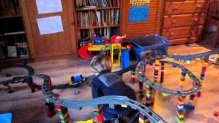Thomas de Trein Tijs heeft een hoge lego duplo baan