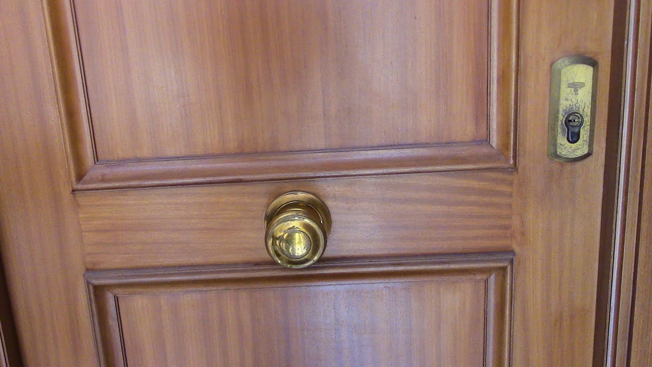 Watch TIRADOR O POMO EN PUERTA DE ENTRADA(reparaciones del hogar) Now TIRADOR O POMO EN PUERTA DE ENTRADA(reparaciones del hogar)