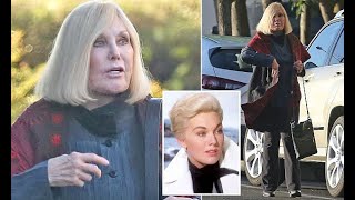 Kim Novak makes rare public appearance in Oregon