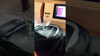 Selbst mit dem großen ovalen Stickrahmen der B500 ist der Stick auf dem Rücken vom T‘Shirt möglich