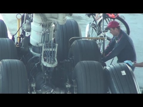 San Francisco International Airport. Aircraft Maintenance Boeing 777-222 (ER)