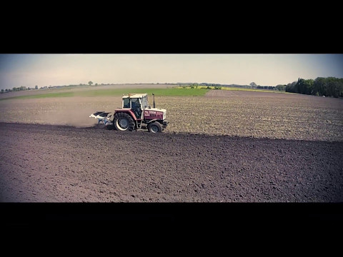 Ap tromp aan het ploegen op het land van j.a Hendriks  in de  enk beekbergen ( Ap tromp  )
