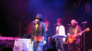 erykah badu takes stage from dave chappelle &amp; does BUMP it