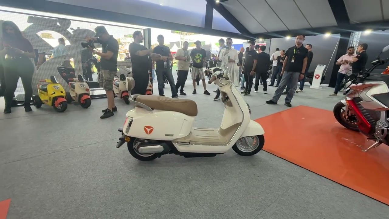 CHINÊS MOSTRA MOTO QUE NÃO CAI E É CONTROLADA PELO CELULAR