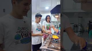 ¡FRACASO TOTAL! 😂 Intenté voltear la tortilla y mi esposa me humilló con las manos... 🍳🔥