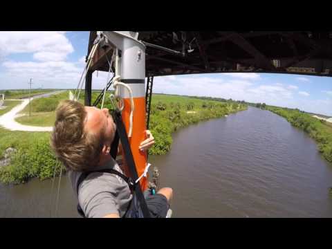 Gaaaaaanz knapp mit dem Segelboot unter der Brücke durch ...